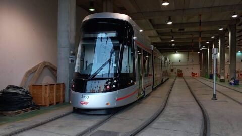 Imagen del primero de los nuevos tranv&iacute;as de Sevilla 