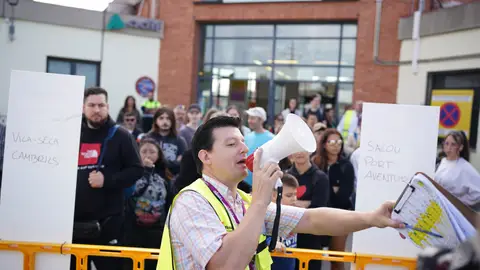 Informador de Renfe a l'estació de Sant Vicenç de Calders Informador de Renfe a l'estació de Sant Vicenç de Calders