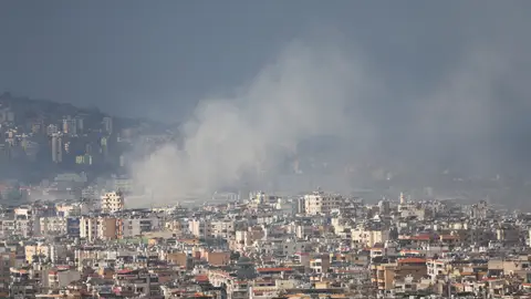 Columnas de humo después de los ataques lanzados por Israel en el sur de Beirut Columnas de humo después de los ataques lanzados por Israel en el sur de Beirut/ REUTERS/Amr Abdallah Dalsh