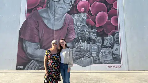 La investigadora valenciana Emilia Matallana y la autora del mural, la artista Alba Moncho. La investigadora valenciana Emilia Matallana y la autora del mural, la artista Alba Moncho.