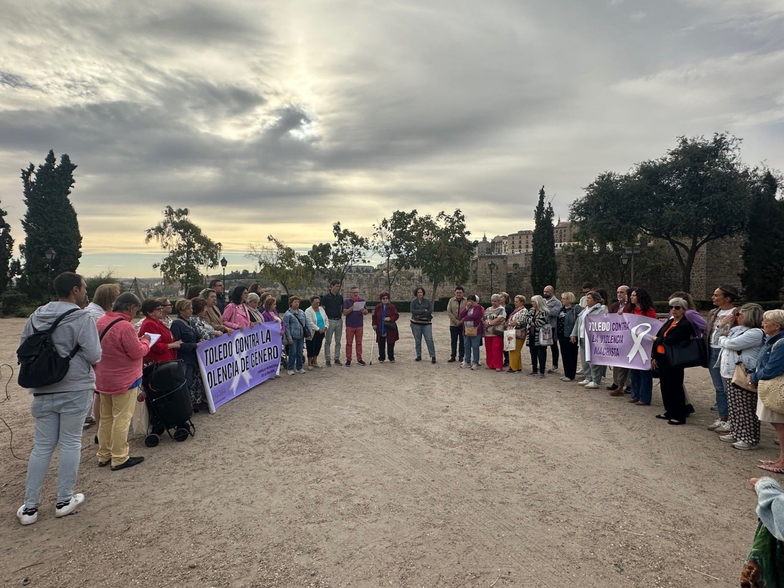 Nueva concentración contra la violencia machista con dos pancartas en Toledo Nueva concentración contra la violencia machista con dos pancartas en Toledo