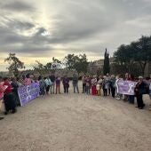 Dos pancartas diferentes en la concentración del Parque de la Vega