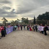 Dos pancartas diferentes en la concentración del Parque de la Vega Dos pancartas diferentes en la concentración del Parque de la Vega