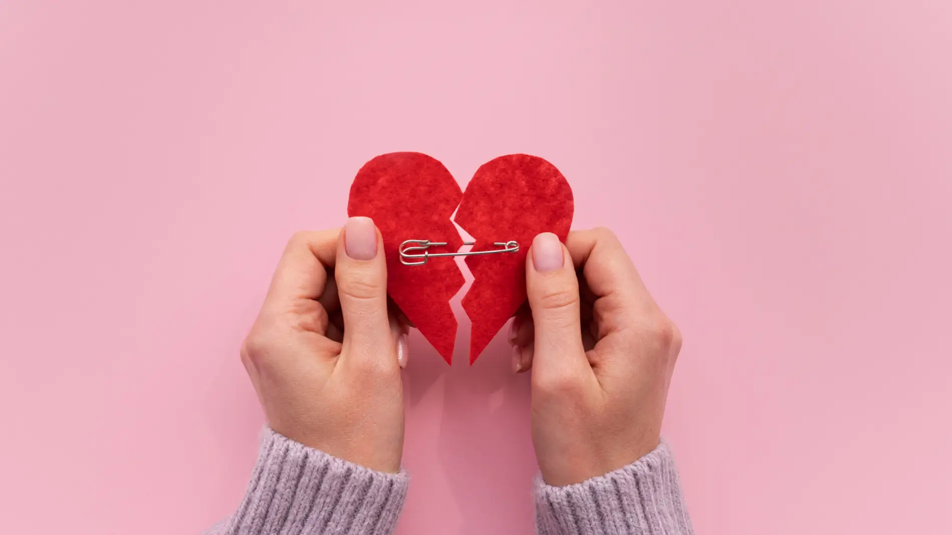 Corazón roto que simula dependencia emocional Corazón roto que simula dependencia emocional