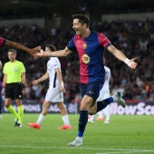Lamine Yamal y Lewandowski celebran uno de los goles ante el Young Boys