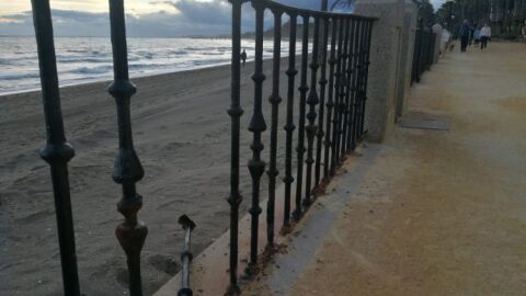 Barandillas rotas paseo mar&iacute;timo Marbella