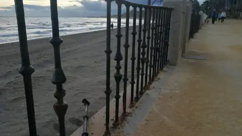 Barandillas rotas paseo marítimo Marbella Barandillas rotas paseo marítimo Marbella