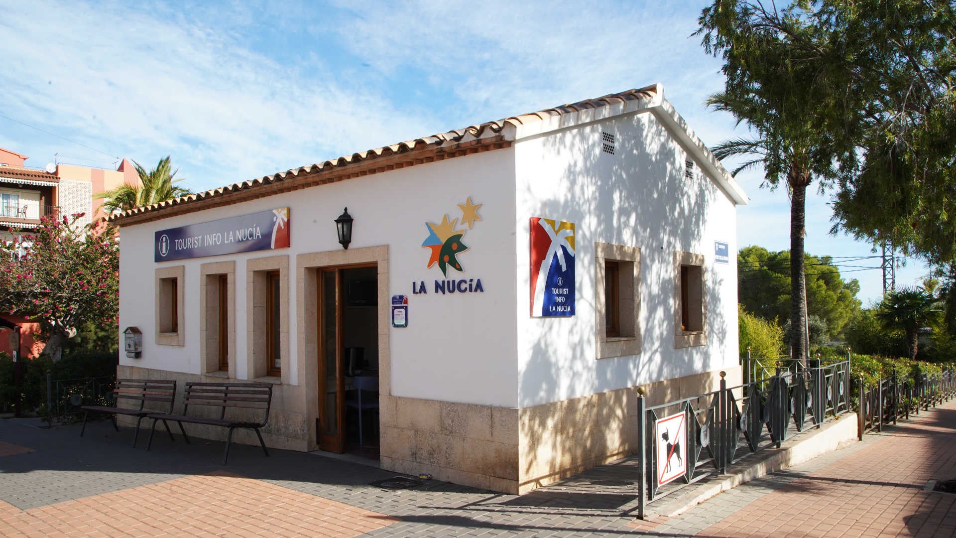 La Nucía y Altea firman sendos convenios con la Conselleria de Turismo para mejorar el servicio de información turística La Nucía y Altea firman sendos convenios con la Conselleria de Turismo para mejorar el servicio de información turística