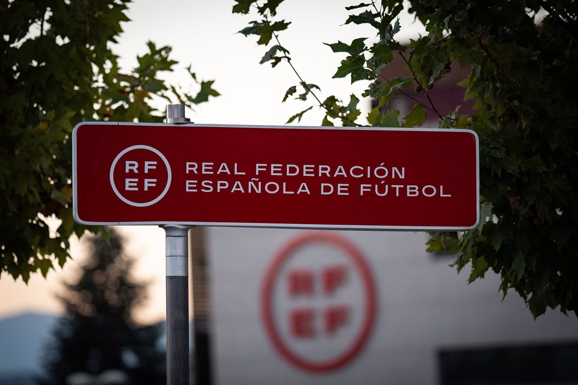 UEFA y FIFA amenazan con la suspensión del fútbol español si no eligen nuevo presidente en la RFEF en tres meses UEFA y FIFA amenazan con la suspensión del fútbol español si no eligen nuevo presidente en la RFEF en tres meses