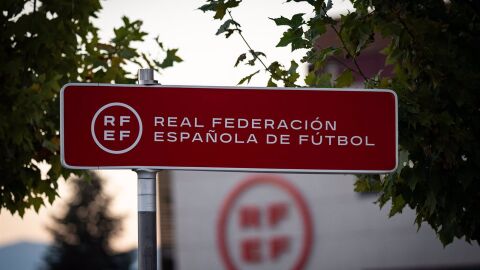 Imagen de una se&ntilde;al de tr&aacute;fico en la Ciudada del F&uacute;tbol de Las Rozas