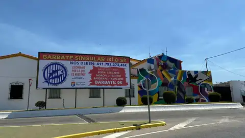 Uno de los carteles recordando la propuesta del Ayuntamiento de Barbate Uno de los carteles recordando la propuesta del Ayuntamiento de Barbate