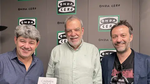 Jorge Díaz, Agustín Martínez y Antonio Mercero con el nuevo libro de Carmen Mola Jorge Díaz, Agustín Martínez y Antonio Mercero con el nuevo libro de Carmen Mola