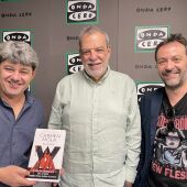 Jorge Díaz, Agustín Martínez y Antonio Mercero con el nuevo libro de Carmen Mola