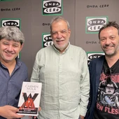 Jorge Díaz, Agustín Martínez y Antonio Mercero con el nuevo libro de Carmen Mola Jorge Díaz, Agustín Martínez y Antonio Mercero con el nuevo libro de Carmen Mola