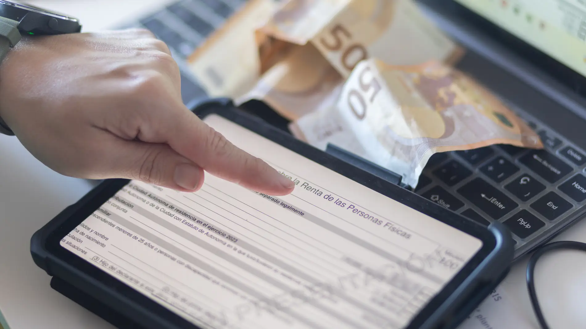 Vista de la declaración de la renta en una tablet | Foto de archivo Vista de la declaración de la renta en una tablet | Foto de archivo