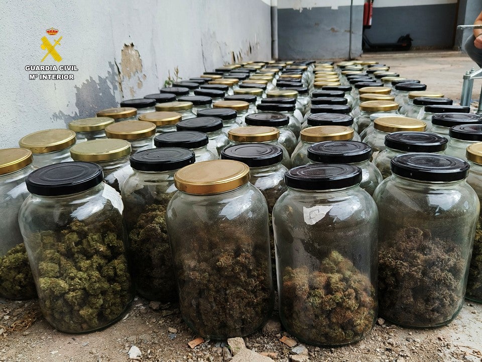 La Guardia Civil desmantela un grupo dedicado al cultivo de marihuana que tenía usaba un piso de Santa Pola La Guardia Civil desmantela un grupo dedicado al cultivo de marihuana que tenía usaba un piso de Santa Pola
