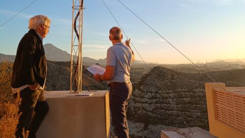 El edil de La Vila, revisando una de las instalaciones de las antenas que permitirán una mejor conexión en el municipio