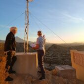 El edil de La Vila, revisando una de las instalaciones de las antenas que permitirán una mejor conexión en el municipio