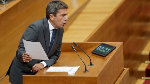 El president de la Generalitat, Carlos Maz&oacute;n, durante su comparecencia en Les Corts. 