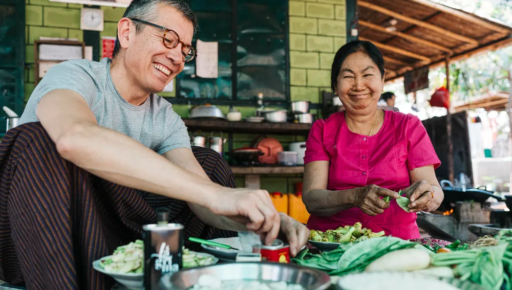 Steve Anderson preparando paella en uno de sus viajes a Birmania Steve Anderson preparando paella en uno de sus viajes a Birmania