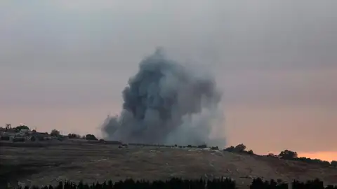 El humo se eleva como resultado de un ataque aéreo israelí cerca de la aldea de Yaroun, en el sur del Líbano El humo se eleva como resultado de un ataque aéreo israelí cerca de la aldea de Yaroun, en el sur del Líbano