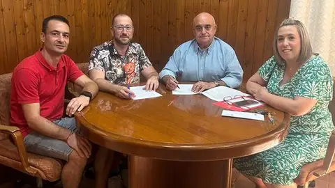 El instituto de Callosa d’en Sarrià involucra a su ayuntamiento, el de Polop, y la residencia asilo en un proyecto para motivar a los estudiantes con dificultades Firma del convenio del IES Rodolfo Llopis con el Ayuntamiento callosino