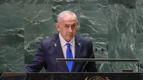 El primer ministro israelí, Benjamin Netanyahu, se acerca al podio para su discurso durante el Debate General de la 79ª sesión de la Asamblea General de las Naciones Unidas en la Sede de las Naciones Unidas en Nueva York El primer ministro israelí, Benjamin Netanyahu, se acerca al podio para su discurso durante el Debate General de la 79ª sesión de la Asamblea General de las Naciones Unidas en la Sede de las Naciones Unidas en Nueva York