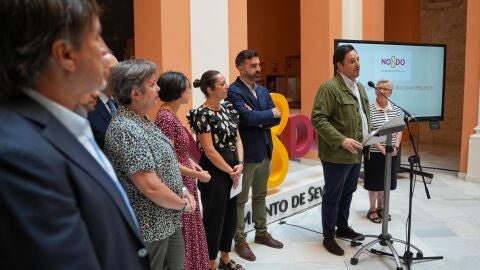 El delegado de derechos sociales Jos&eacute; Luis Garc&iacute;a junto a representantes de 16 entidades sociales