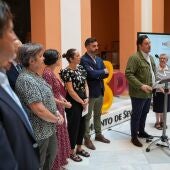 El delegado de derechos sociales José Luis García junto a representantes de 16 entidades sociales