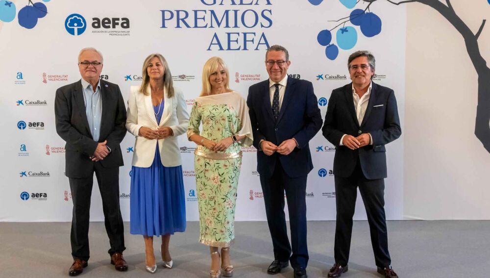 La Asociación de la Empresa Familiar de la Provincia de Alicante entregaba ayer en el Centro Cultural de Benidorm sus premios anuales