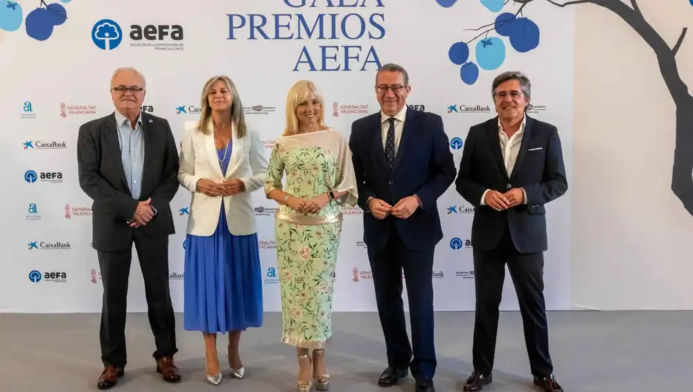 La Asociación de la Empresa Familiar de la Provincia de Alicante entregaba ayer en el Centro Cultural de Benidorm sus premios anuales La Asociación de la Empresa Familiar de la Provincia de Alicante entregaba ayer en el Centro Cultural de Benidorm sus premios anuales