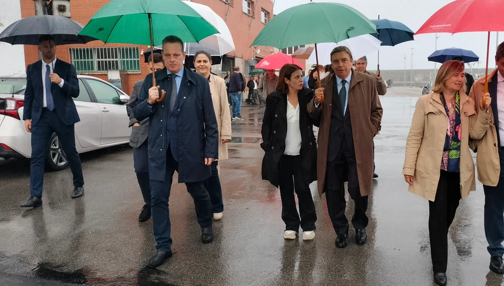 Marcelino Marcos, Adriana Lastra y Planas recorriendo exterior del puerto de Cudillero. Marcelino Marcos, Adriana Lastra y Planas recorriendo exterior del puerto de Cudillero.