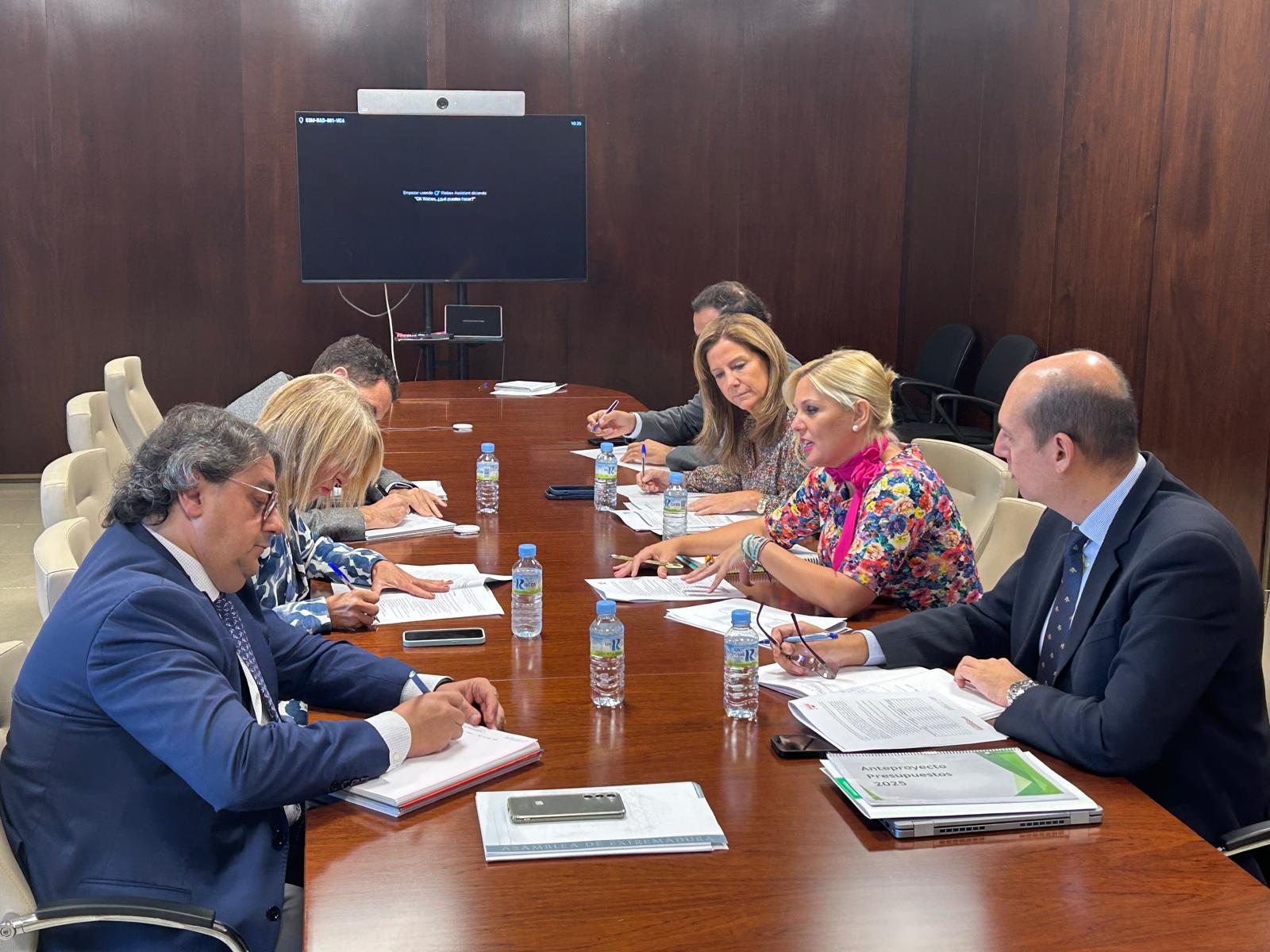 La Junta se reúne este miércoles con CCOO, UGT y la Creex para la negociación de los Presupuestos extremeños 2025 La Junta se reúne este miércoles con CCOO, UGT y la Creex para la negociación de los Presupuestos extremeños 2025