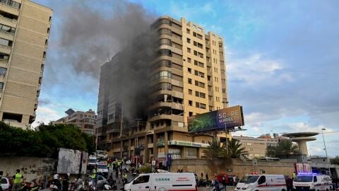 Un edificio alcanzado por un ataque militar israel&iacute;, en los suburbios del sur de Beirut, el 1 de octubre de 2024. EFE/EPA/WAEL HAMZEH