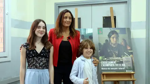 La consellera d'Educació, Esther Niubó, amb els protagonistes de l'espot de la campanya La consellera d'Educació, Esther Niubó, amb els protagonistes de l'espot de la campanya