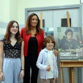 La consellera d'Educació, Esther Niubó, amb els protagonistes de l'espot de la campanya