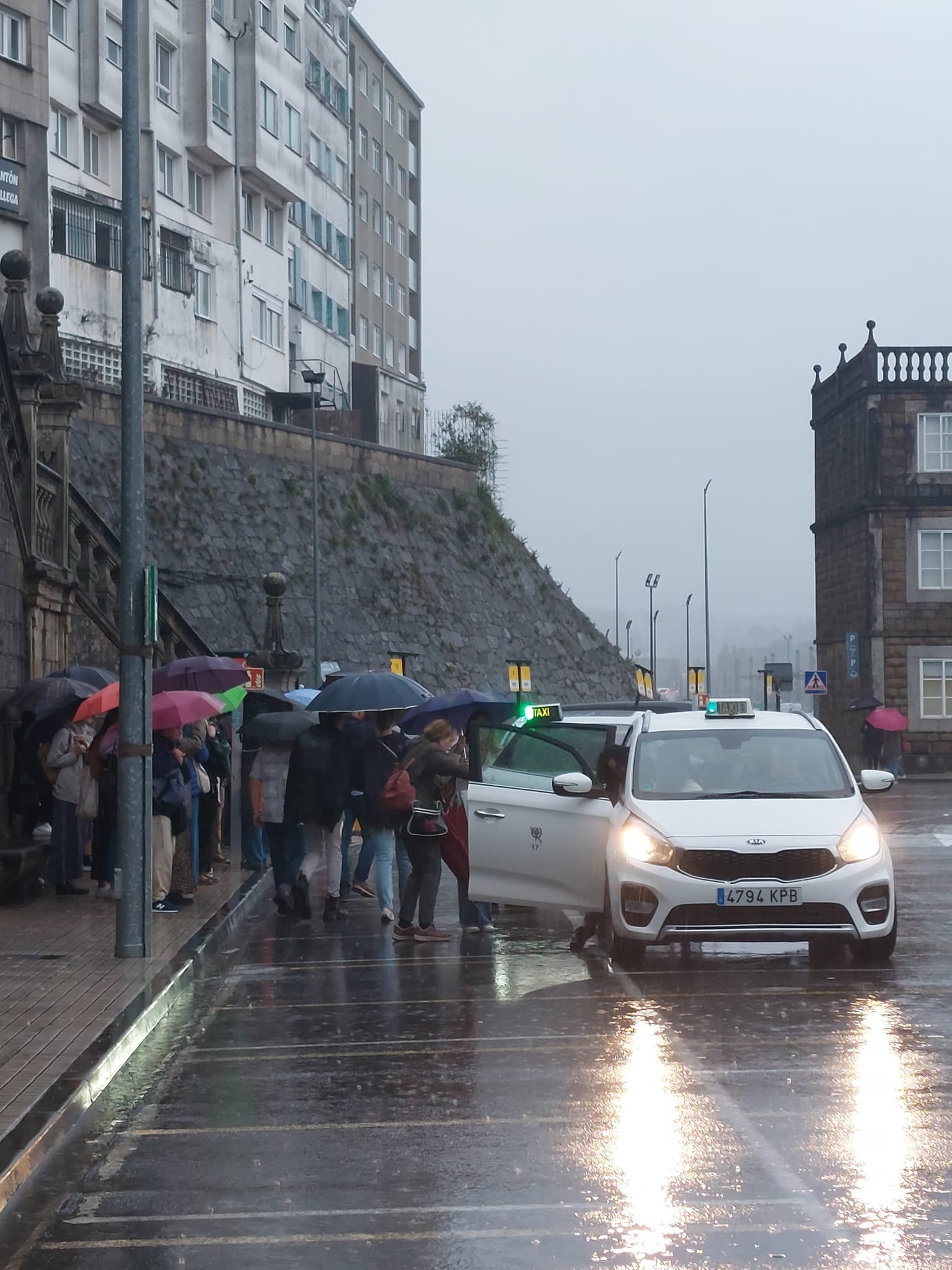 Largas esperas en la parada de taxi de la estación de ferrocarril mientras los taxistas lamewntan que "no hay un buen servicio de buses en Santiago" Largas esperas en la parada de taxi de la estación de ferrocarril mientras los taxistas lamewntan que "no hay un buen servicio de buses en Santiago"