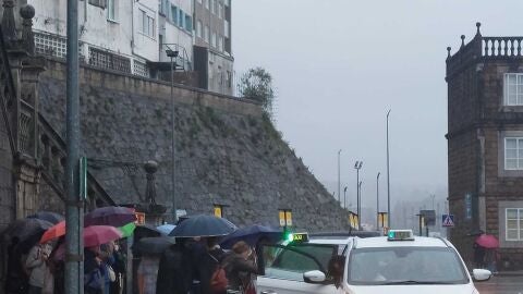 Largas esperas en la parada de taxi de la estaci&oacute;n de ferrocarril mientras los taxistas lamewntan que &quot;no hay un buen servicio de buses en Santiago&quot;