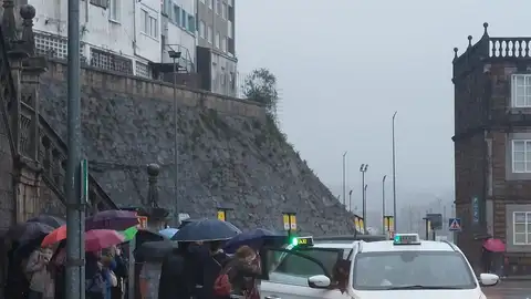 Largas esperas en la parada de taxi de la estación de ferrocarril mientras los taxistas lamewntan que "no hay un buen servicio de buses en Santiago" Largas esperas en la parada de taxi de la estación de ferrocarril mientras los taxistas lamewntan que "no hay un buen servicio de buses en Santiago"