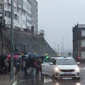 Largas esperas en la parada de taxi de la estación de ferrocarril mientras los taxistas lamewntan que "no hay un buen servicio de buses en Santiago" Largas esperas en la parada de taxi de la estación de ferrocarril mientras los taxistas lamewntan que "no hay un buen servicio de buses en Santiago"