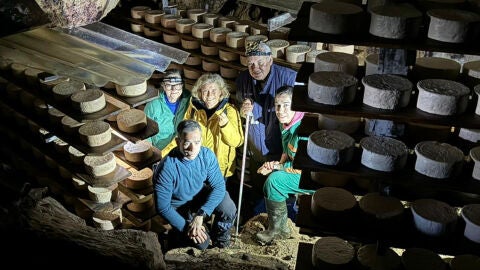 Luis Javier con otros participantes en la visita a la queser&iacute;a cabraliega