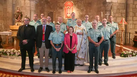 La Guardia Civil regala a Santa Eulalia un broche de plata con motivo de la semana institucional que celebra en Mérida La Guardia Civil regala a Santa Eulalia un broche de plata con motivo de la semana institucional que celebra en Mérida