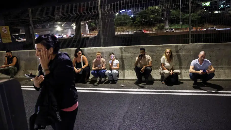 Personas buscan refugio a un lado de una carretera en Tel Aviv tras el sonido de las sirenas Personas buscan refugio a un lado de una carretera en Tel Aviv tras el sonido de las sirenas/ REUTERS/Tomer Appelbaum