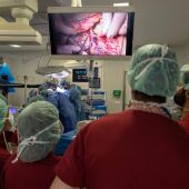Imagen de una de las fases del trasplante de cara por parte del equipo del Hospital de Bellvitge