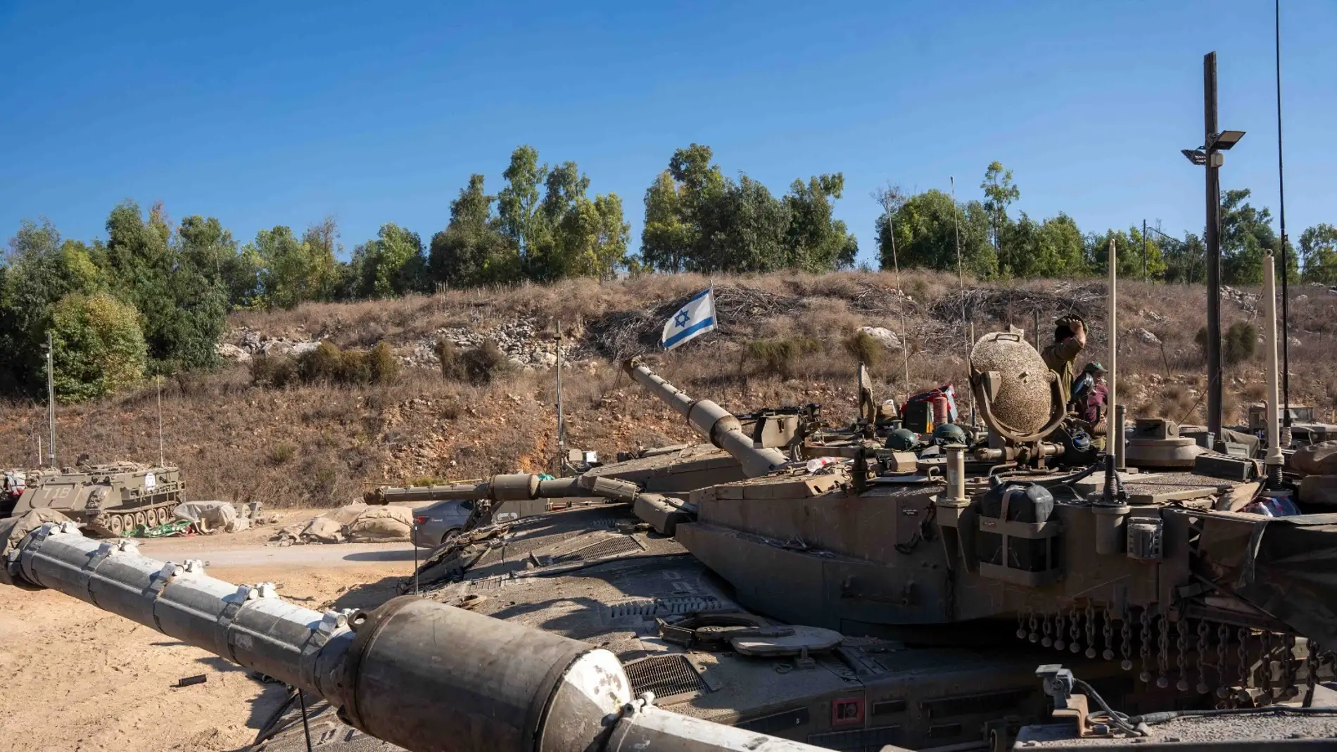 Tropas y carros de combate del Ejército de Israel cerca de la frontera con Líbano Tropas y carros de combate del Ejército de Israel cerca de la frontera con Líbano