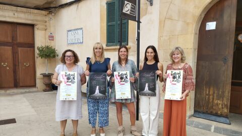 La alcaldesa de Felanitx, Catalina Soler, flanqueada por su equipo municipal en la presentaci&oacute;n del primer Festival Folk del municipio