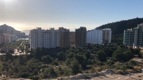 Villajoyosa suspende las licencias para edificar y demoler en parte de la Cala al menos durante dos años