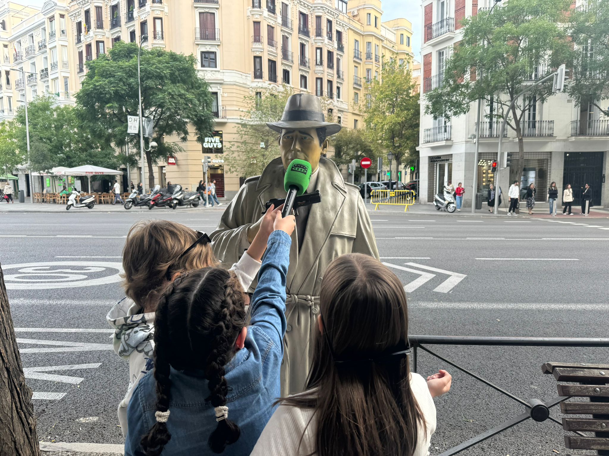 Irene y su "comité de personas bajitas" van a por el Premio Rizos mientras aprenden a ser espías Irene y su "comité de personas bajitas" van a por el Premio Rizos mientras aprenden a ser espías