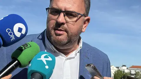 El alcalde de Mérida lamenta que los vecinos de Badajoz padezcan un gobierno local "tan inútil" frente al nenúfar El alcalde de Mérida lamenta que los vecinos de Badajoz padezcan un gobierno local "tan inútil" frente al nenúfar