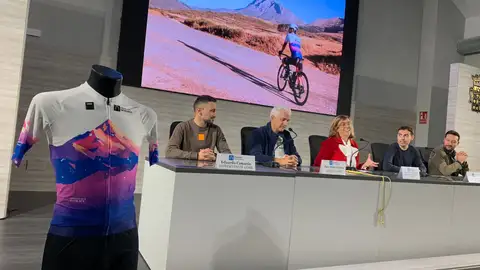 El Espigüete motivo de un maillot impulsado por la Diputación de Palencia .